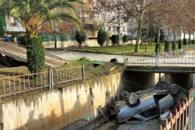 Otomobil dereye uçtu, o anlar kamerada