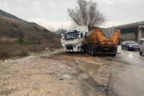 Otomobil ile kamyon çarpıştı, 2 kişi yaralandı