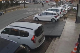 Otomobil ile motosiklet kazaya karıştı: O anlar kamerada