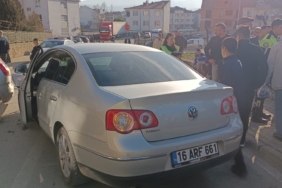 Otomobiller kafa kafaya çarpıştı: 4 yaralı