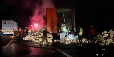 Otoyolda kağıt havlu yüklü tırın dorsesi alevlere teslim oldu