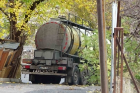 Pendik’te bariyerlere çarpan tankerden tuz ruhu döküldü