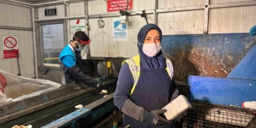 Pendik’te şaşırtan olay: Atık Ayrıştırma Bandında akıllı telefon bulundu