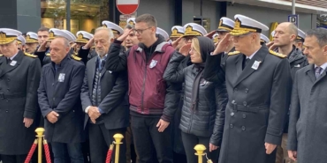 Pilota oğlu ve eşinden asker selamıyla veda