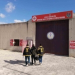 Polis, müşteri kılığında girdiği dükkanda 22 yıl kesinleşmiş hapis cezası bulunan şahsı yakaladı