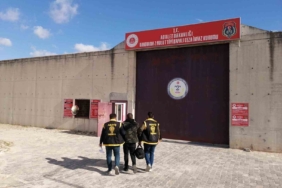 Polis, müşteri kılığında girdiği dükkanda 22 yıl kesinleşmiş hapis cezası bulunan şahsı yakaladı