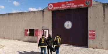 Polis, müşteri kılığında girdiği dükkanda 22 yıl kesinleşmiş hapis cezası bulunan şahsı yakaladı