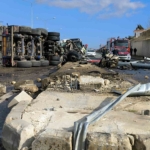 Refüje çarpan TIR devrildi; 1 yaralı