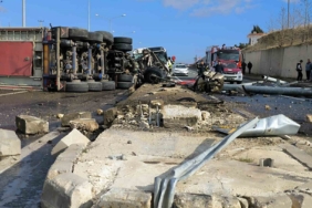 Refüje çarpan TIR devrildi; 1 yaralı