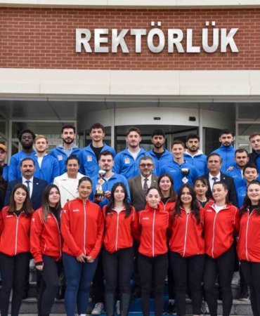 Rektör Kaplancıklı, futbol ve voleybol takımıyla ile bir araya geldi