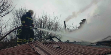 Rüzgarın etkisiyle büyüyen yangın evi küle çevirdi