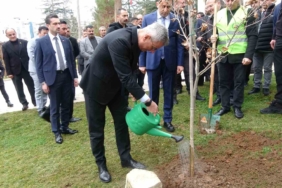 Sağlık Bakanı Prof. Dr. Kemal Memişoğlu, Bilecik’te fidan dikti
