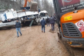 Sakarya’da feci kaza: Taş kırma makinesi, tırın kupasına devrildi