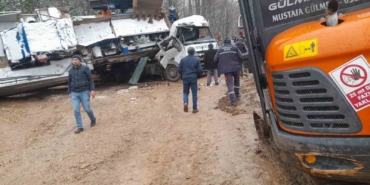 Sakarya’da feci kaza: Taş kırma makinesi, tırın kupasına devrildi