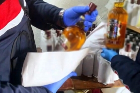 Sakarya’da giysi kolilerinden litrelerce kaçak alkol çıktı