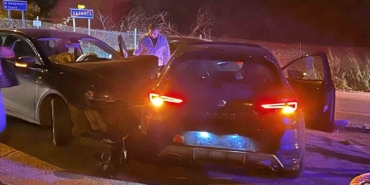 Sakarya’da iki otomobil çarpıştı: 3 yaralı