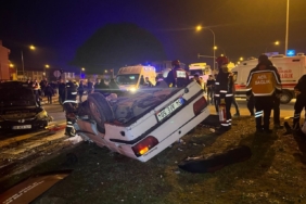 Sakarya’da kavşakta iki otomobil çarpıştı, biri takla attı: 1’i ağır 4 yaralı