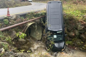 Sakarya’da yabancı turistleri taşıyan minibüs dere yatağına düştü: 3 yaralı