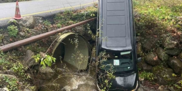 Sakarya’da yabancı turistleri taşıyan minibüs dere yatağına düştü: 3 yaralı