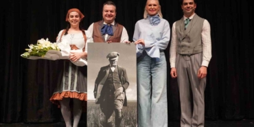 Şakşakçılar adlı oyun ayakta alkışlandı