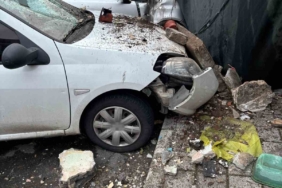 Sarıyer’de metruk binanın balkonu çöktü: İki araç hasar gördü