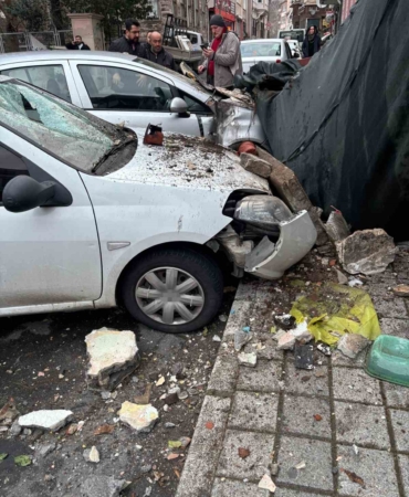 Sarıyer’de metruk binanın balkonu çöktü: İki araç hasar gördü
