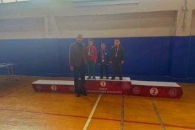 Satranç turnuvasında dereceye giren minikler ödülleri aldı