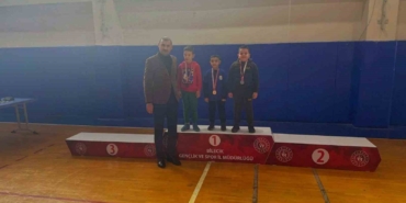 Satranç turnuvasında dereceye giren minikler ödülleri aldı