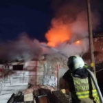 Savaştepe’de ev ve ahır yangını, 600 balya saman yandı