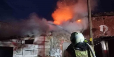 Savaştepe’de ev ve ahır yangını, 600 balya saman yandı
