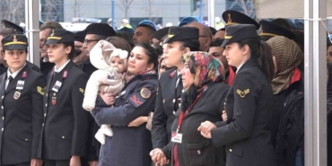 Şehidin 8 aylık bebeği her şeyden habersiz babasının Türk bayrağına sarılı tabutuna baktı