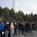 Silivri’de market açılışında verilecek bin TL’lik hediye çeki için vatandaşlar akşamdan çadır kurup bekledi