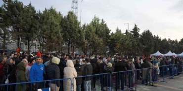 Silivri’de market açılışında verilecek bin TL’lik hediye çeki için vatandaşlar akşamdan çadır kurup bekledi