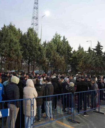 Silivri’de market açılışında verilecek bin TL’lik hediye çeki için vatandaşlar akşamdan çadır kurup bekledi