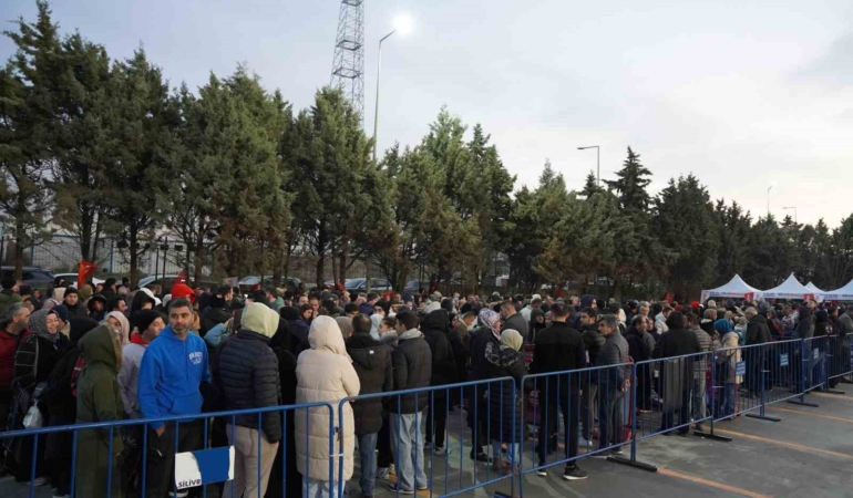 Silivri’de market açılışında verilecek bin TL’lik hediye çeki için vatandaşlar akşamdan çadır kurup bekledi