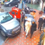 Şişli’de yolda yürüyen kadının telefonunu böyle çaldı