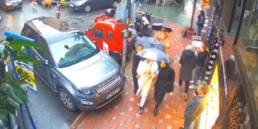 Şişli’de yolda yürüyen kadının telefonunu böyle çaldı