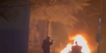 Sitenin duvarına çarpan otomobil alev alev yandı