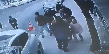 Sokak ortasında kadına bağıran adamı mahallenin gençleri darp etti