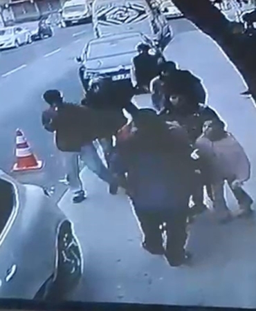 Sokak ortasında kadına bağıran adamı mahallenin gençleri darp etti