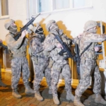 Sosyal medyada silah paylaşanlara, özel harekat polislerinden nefes kesen şafak operasyonu