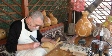 Su kabağından yaptığı süs eşyalarını birçok ülkeye satıyor