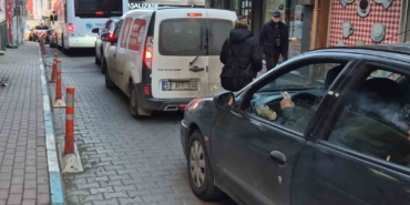 Süleymanpaşa’nın dar sokaklarında trafik çileye dönüşüyor