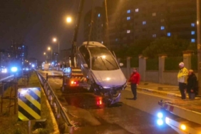 Sultanbeyli’de araç dereye uçtu: 5 yaralı