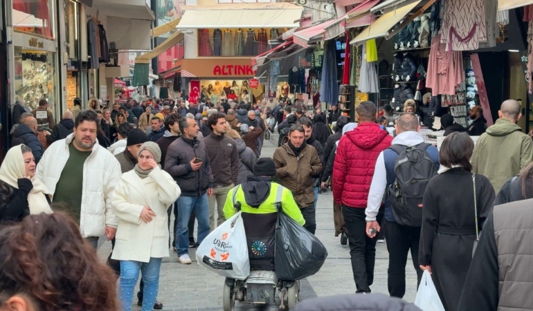 Sultanbeyli’de engelli seyyar satıcı emekli olma hayali ile yaşıyor