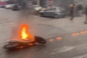 Sultanbeyli’de İETT otobüsüne çarpan motosiklet alev aldı