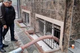 Sultangazi’de yağış sonrası yol çöktü, ev ve işyerlerini su bastı: Vatandaşlar İSKİ’ye tepki gösterdi