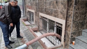 Sultangazi’de yağış sonrası yol çöktü, ev ve işyerlerini su bastı: Vatandaşlar İSKİ’ye tepki gösterdi