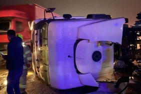 Susurluk’ta tır yan yattı: Sürücü hastaneye kaldırıldı