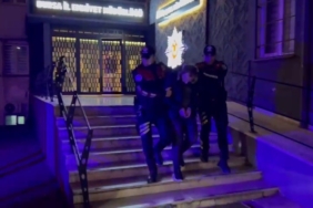 Taksiyle uyuşturucu ticareti yapan şüpheli takside yakalandı